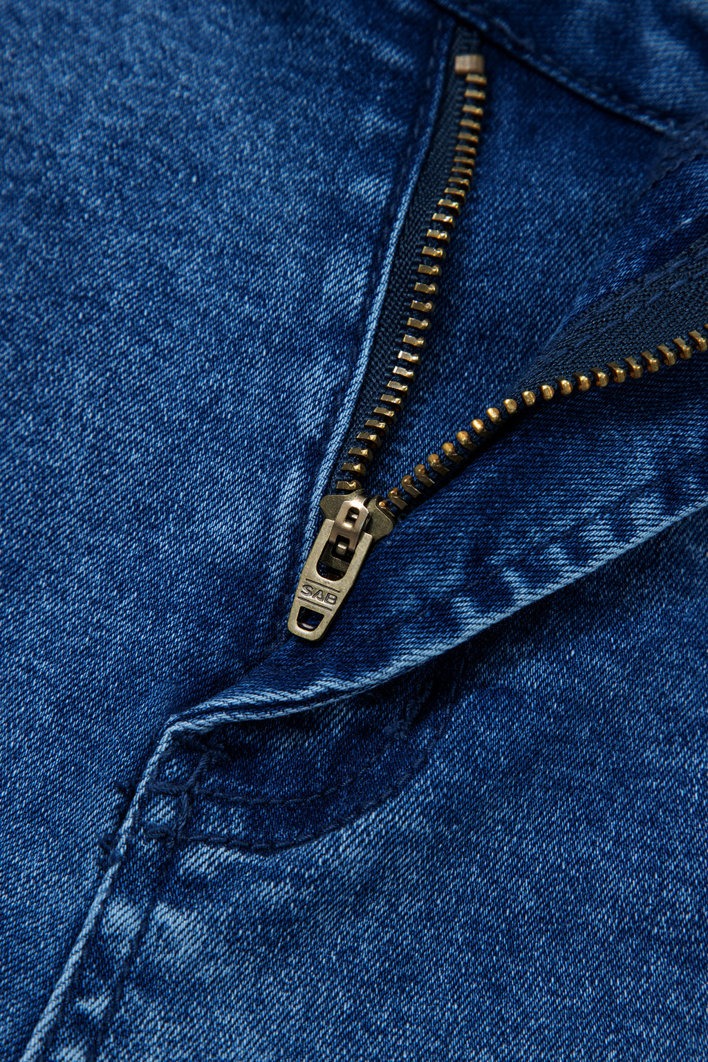 Frayed Cropped Straight Jeans