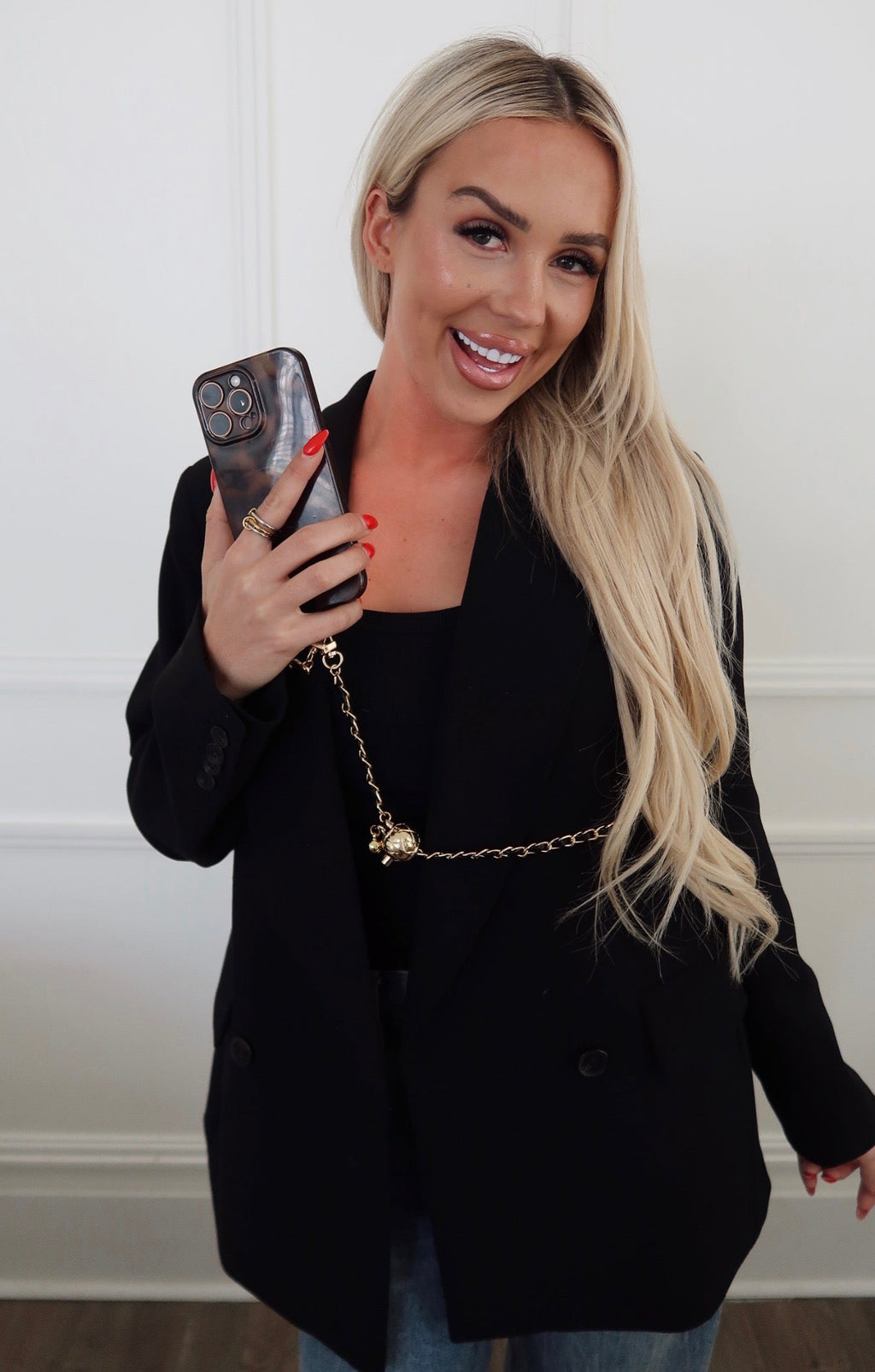 Black phone chain from Chansuttpearls featuring a stylish, durable design with pearl accents and secure attachment points.