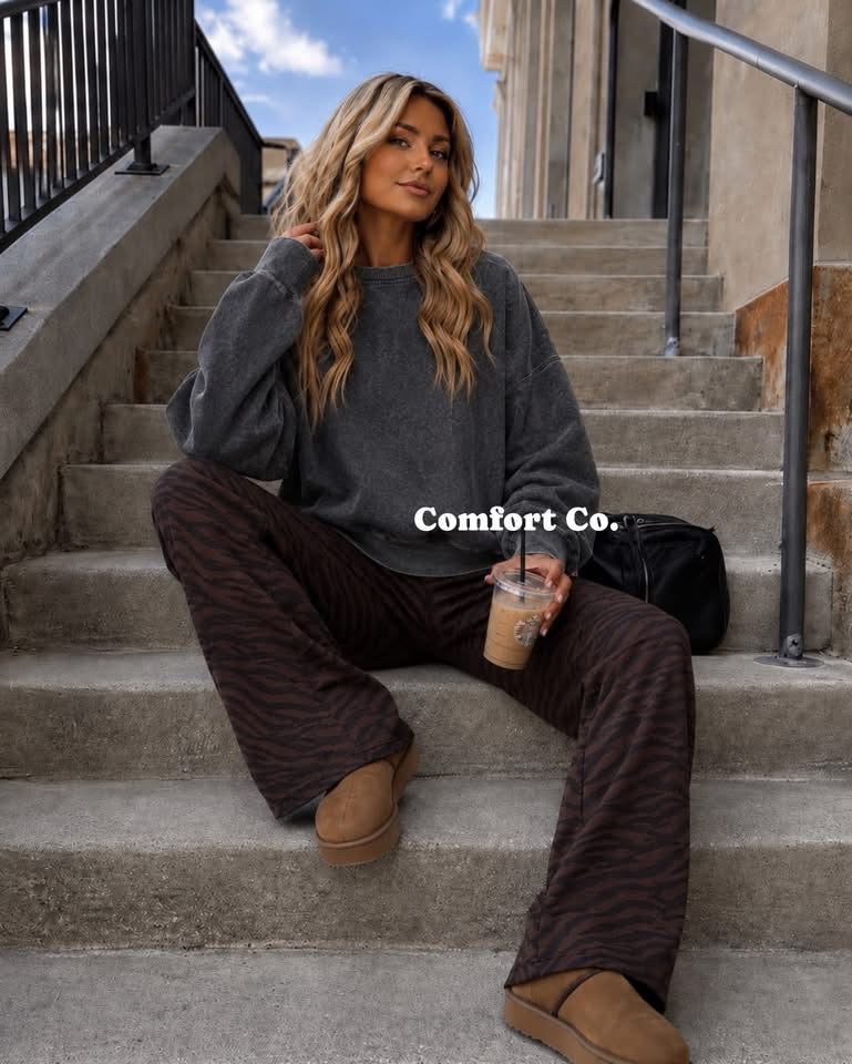 Comfort Co vintage wash oversized crewneck in soft fabric, featuring a relaxed fit and stylish distressed look.
