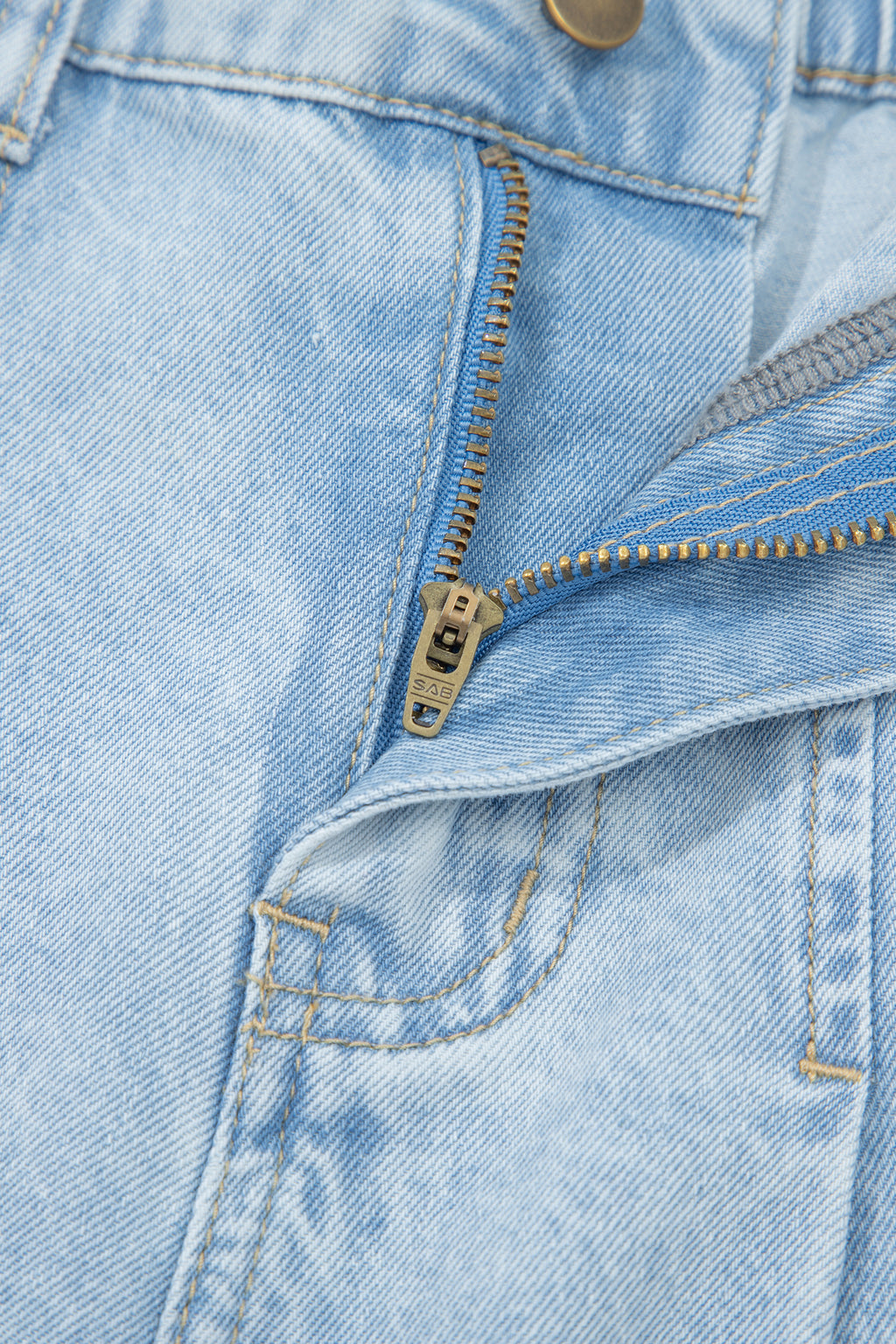 Beau Blue studded side slit wide-leg jeans by Dear-Lover with frayed pockets and a relaxed fit, made of cotton and polyester blend.