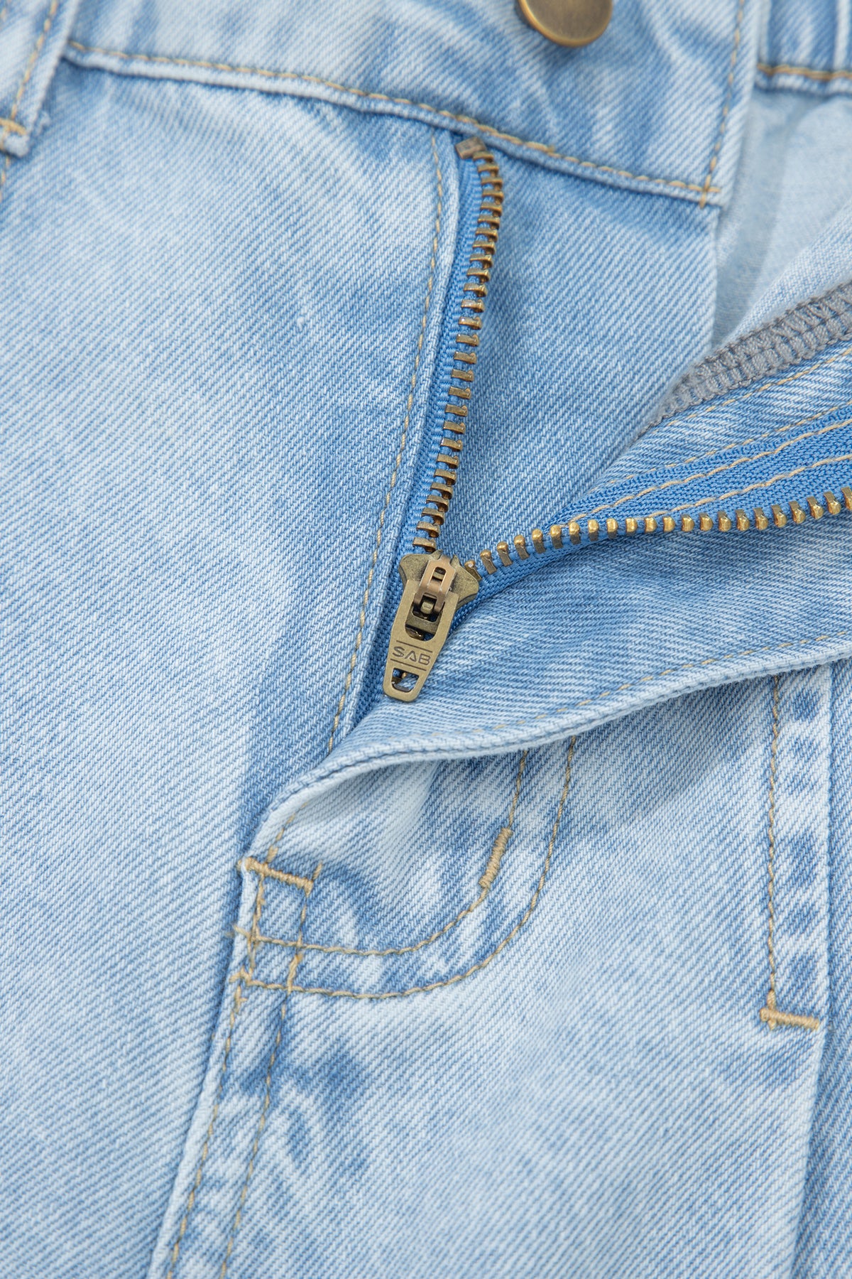 Beau Blue studded side slit wide-leg jeans by Dear-Lover with frayed pockets and a relaxed fit, made of cotton and polyester blend.