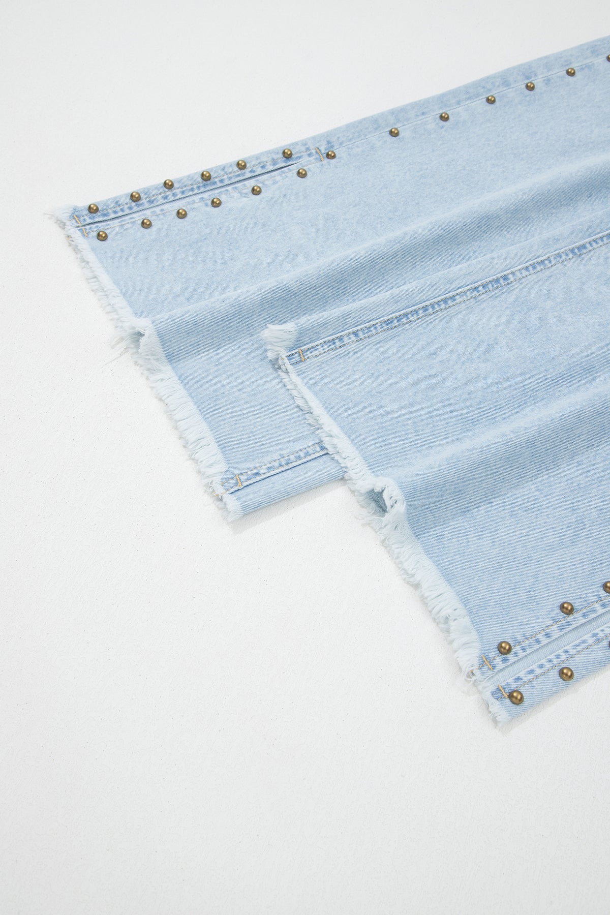 Beau Blue studded side slit wide-leg jeans by Dear-Lover with frayed pockets and a relaxed fit, made of cotton and polyester blend.