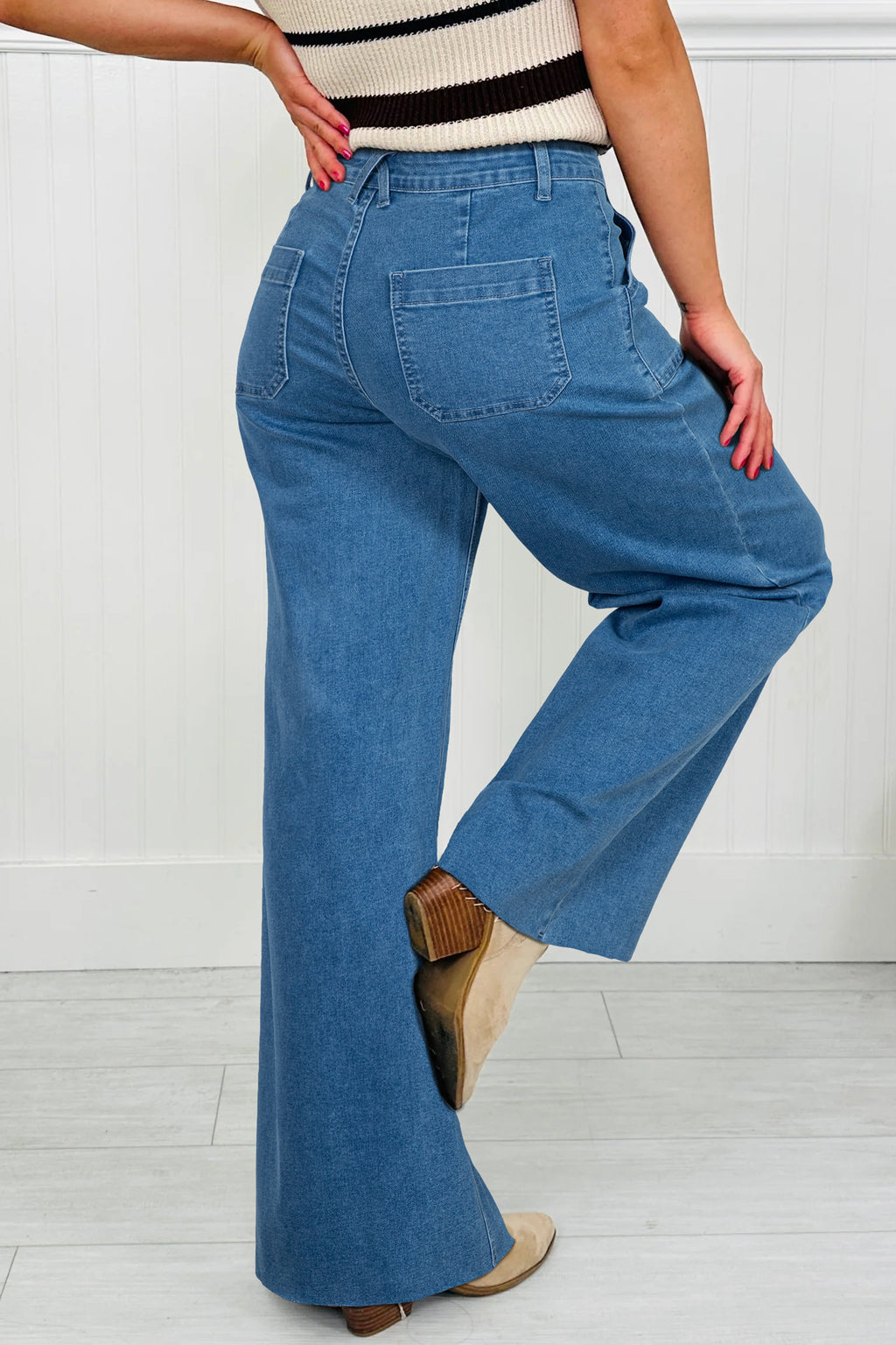 Dark brown retro washed patch pocket loose jeans from Dear-Lover Dropshipping, featuring a relaxed fit and vintage-inspired style.
