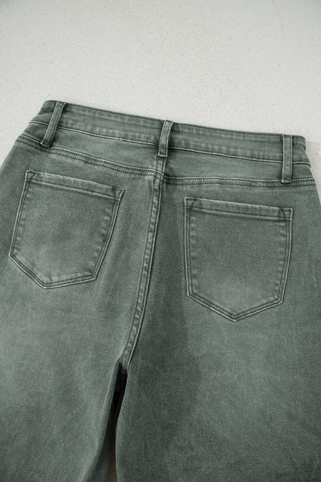 Dear-Lover Dropshipping four-leaf clover distressed wide-leg jeans with raw edges, made of cotton and elastane for a relaxed fit.