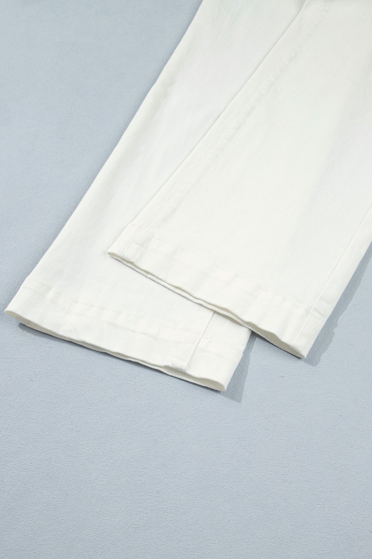 White scalloped patch pocket shift jeans by Dear-Lover Dropshipping, featuring a relaxed fit and stylish design.