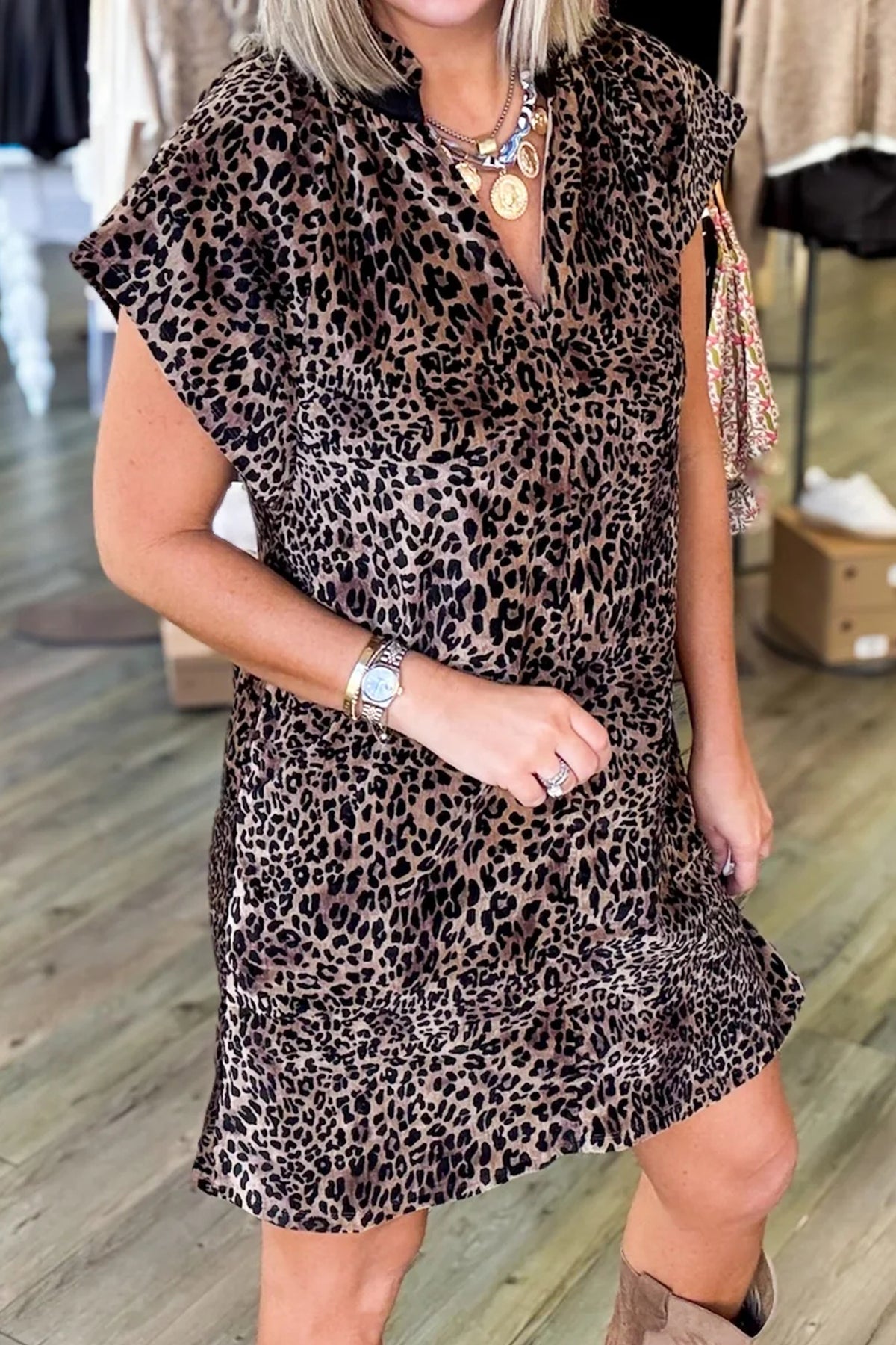 Brown leopard print mini shift dress with short sleeves and a relaxed silhouette, made of polyester and elastane.
