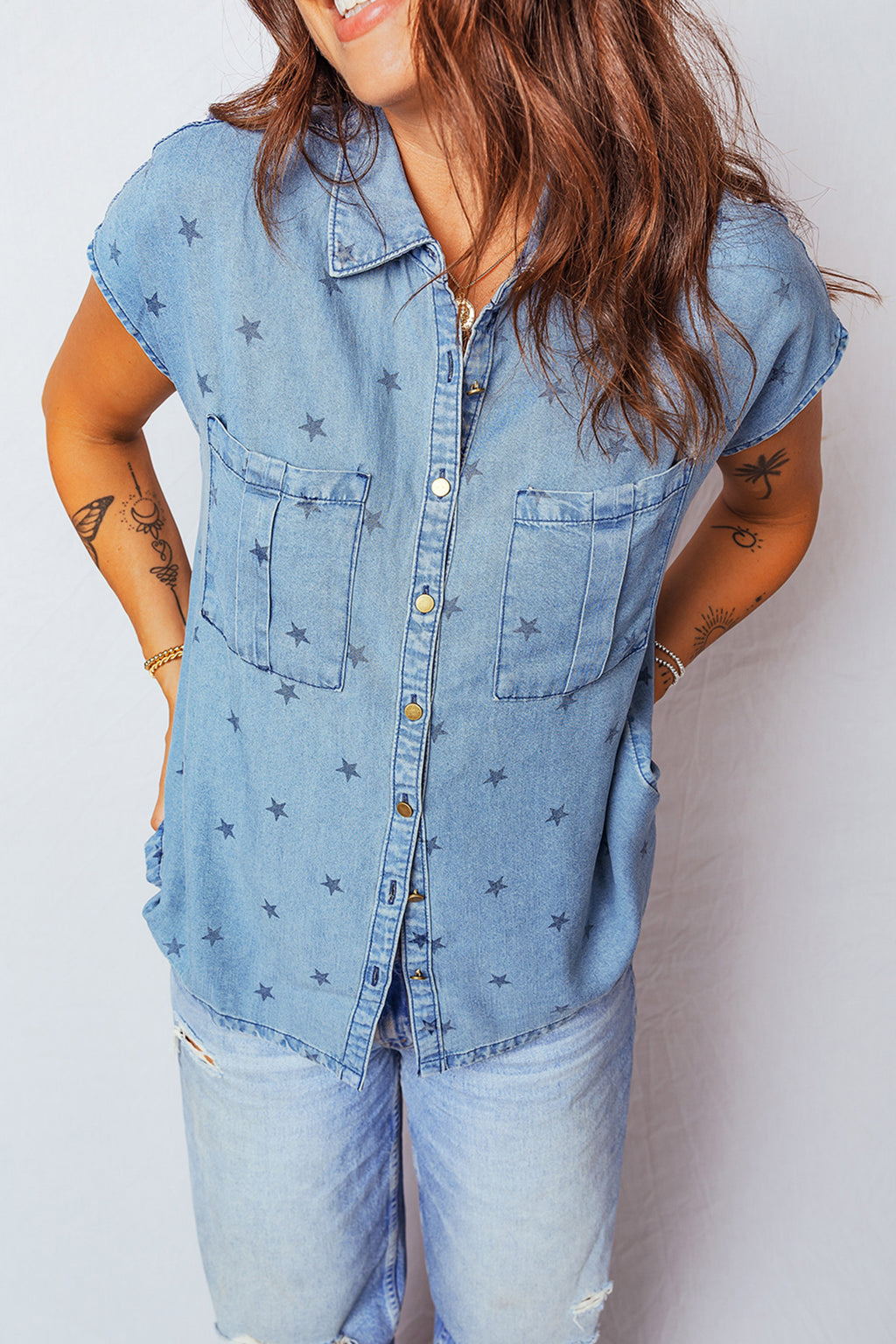 Dear-Lover Blue Star Print denim shirt with double chest pockets and short sleeves, made of cotton and elastane.