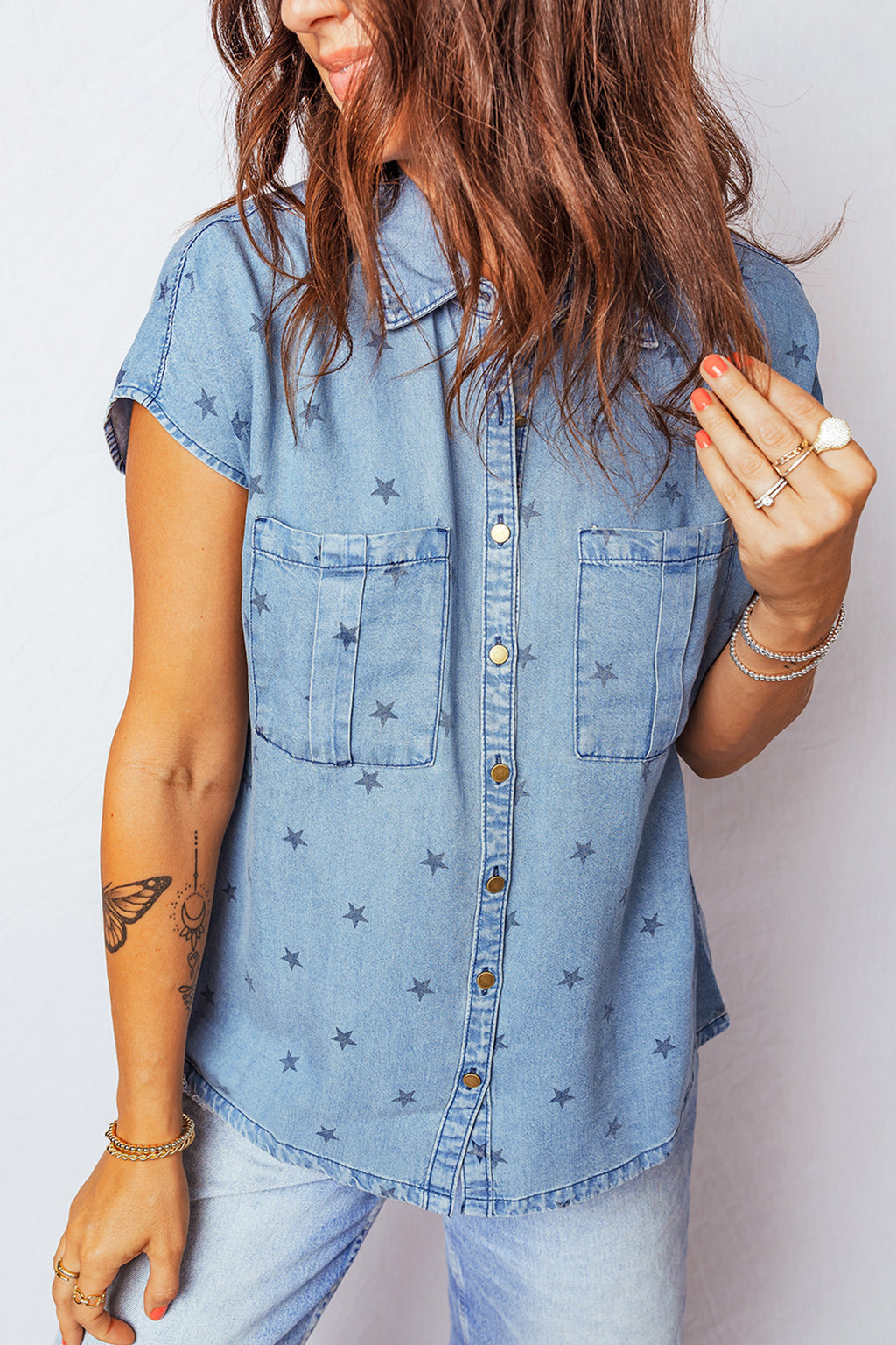 Beau Blue Star print denim shirt with double chest pockets and short sleeves, made of 95% cotton and 5% elastane by Dear-Lover.