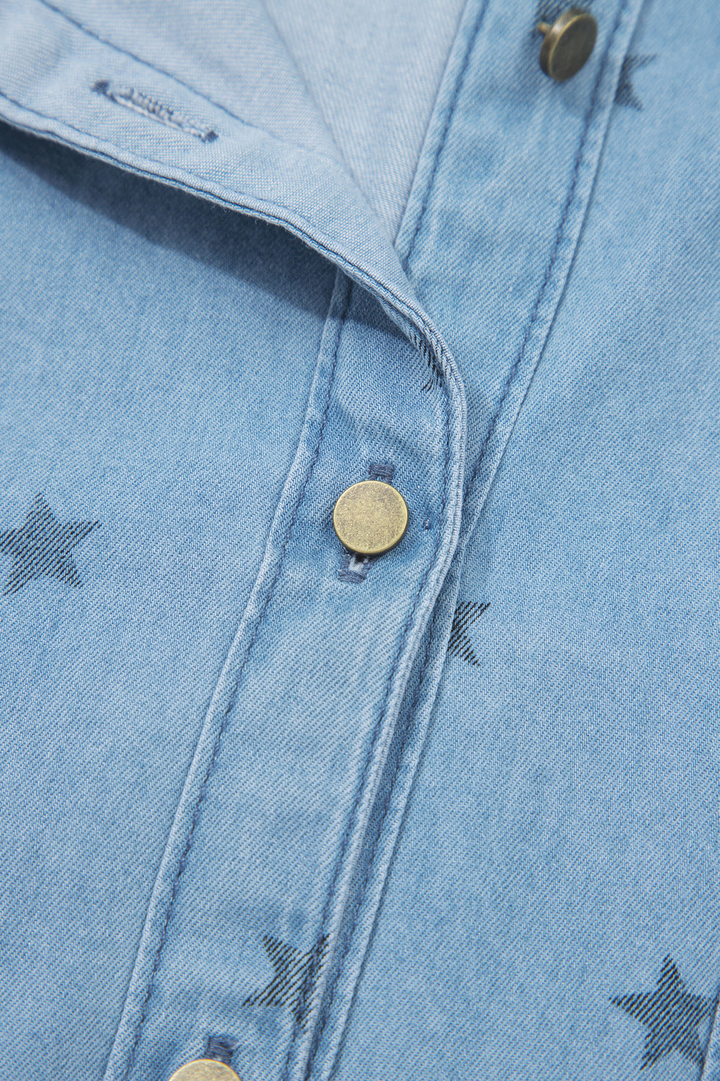 Dear-Lover denim shirt with blue star print, short sleeves, double chest pockets, made from 95% cotton and 5% elastane.