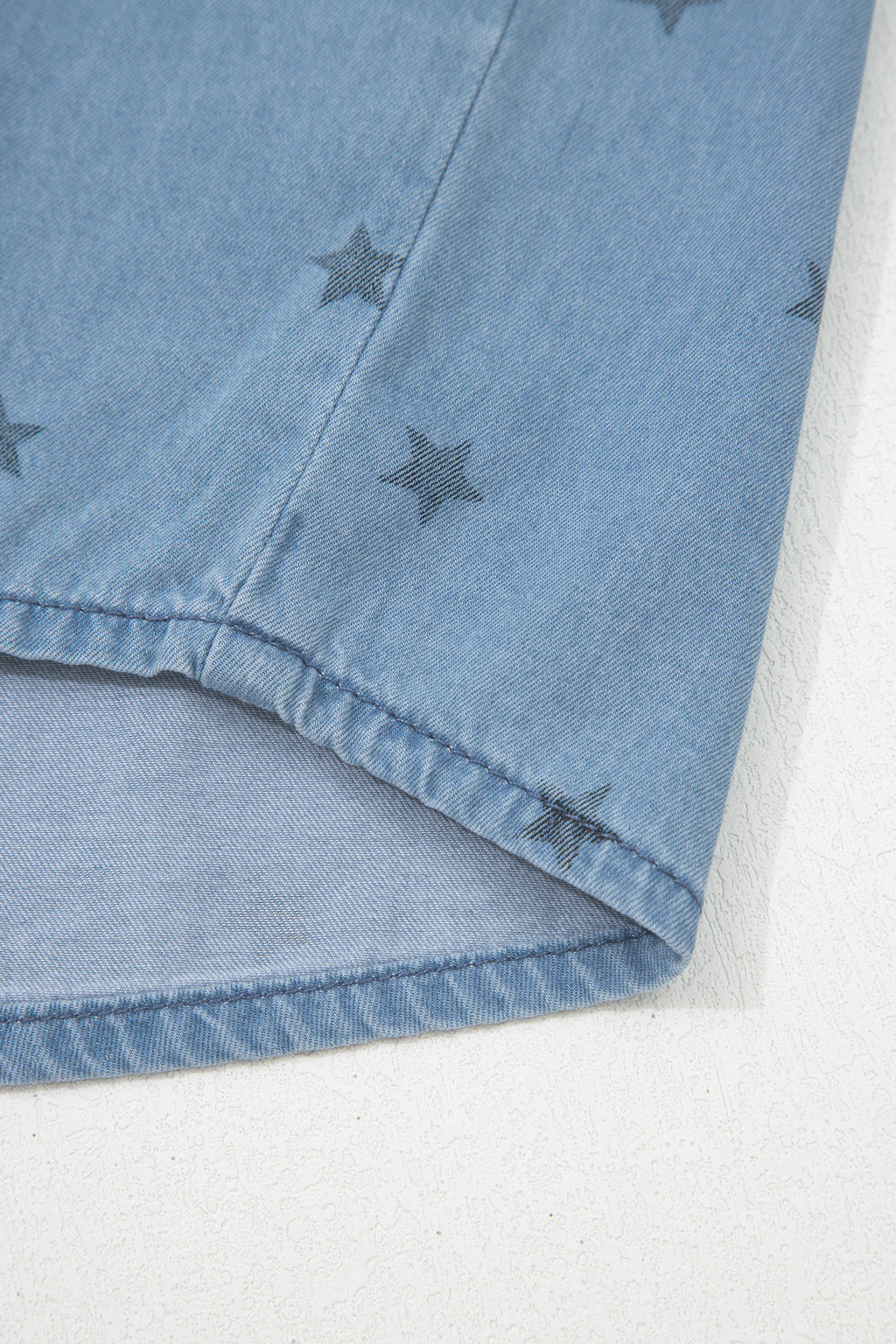 Dear-Lover Blue Star print denim shirt with double chest pockets and short sleeves, made of cotton and elastane.