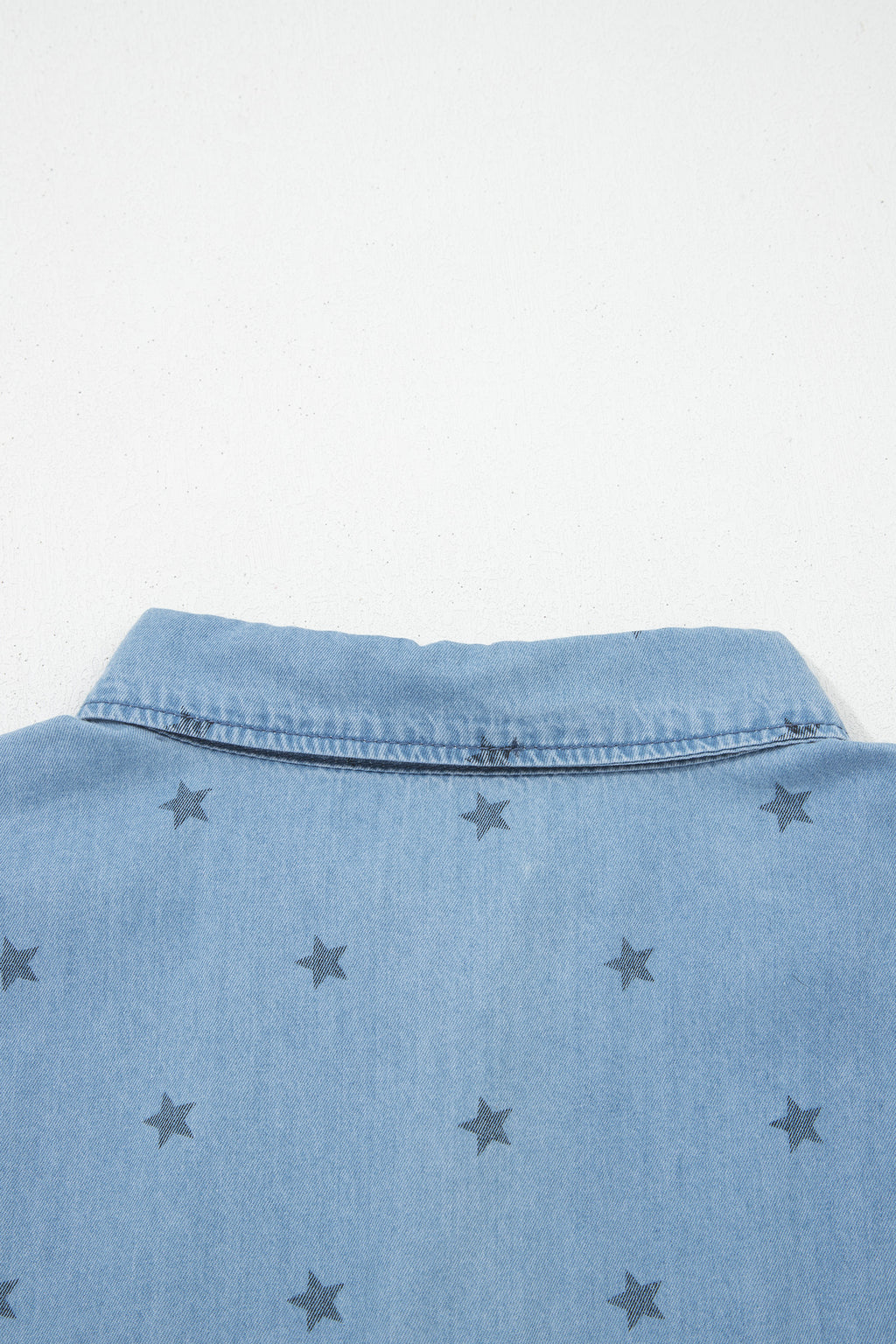 Beau Blue Star printed denim shirt by Dear-Lover with double chest pockets and short sleeves, made of cotton and elastane.