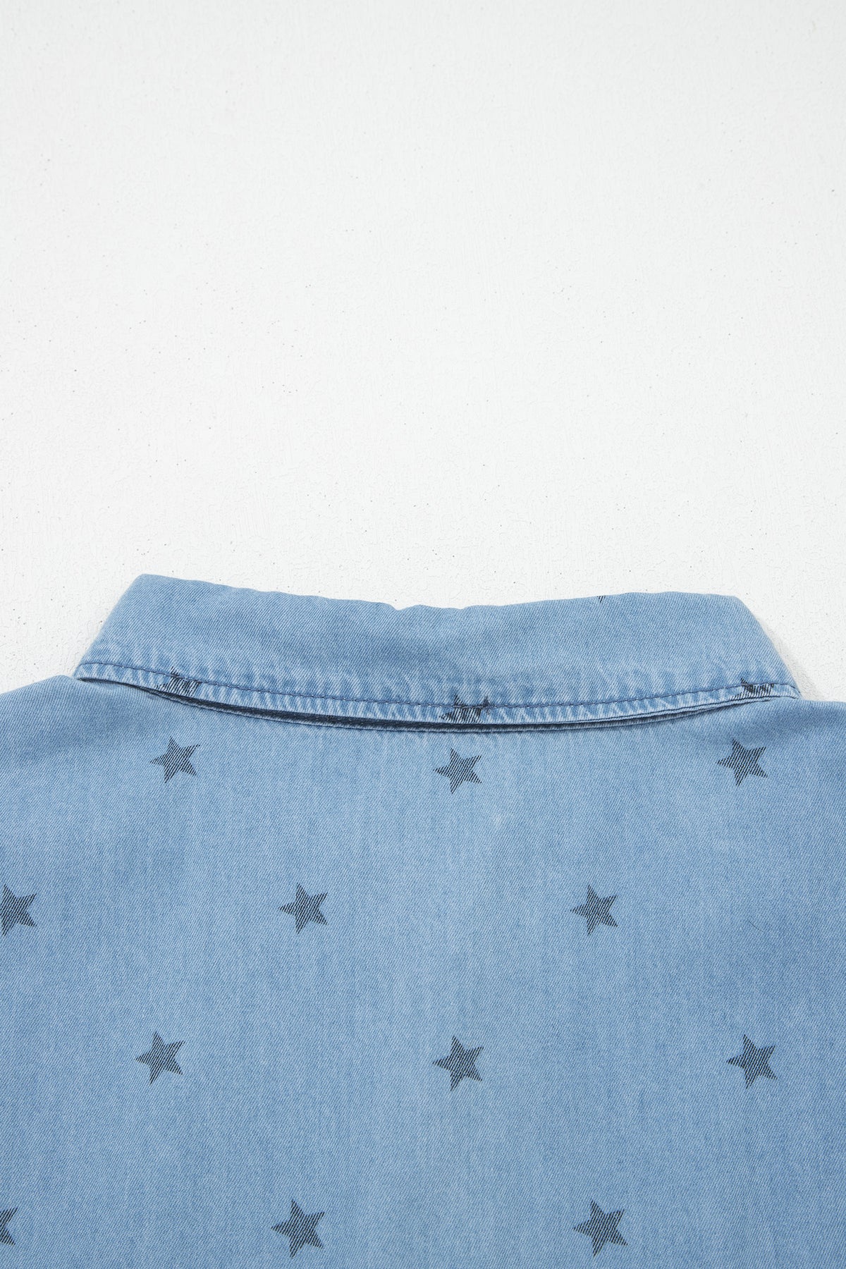 Beau Blue Star printed denim shirt by Dear-Lover with double chest pockets and short sleeves, made of cotton and elastane.