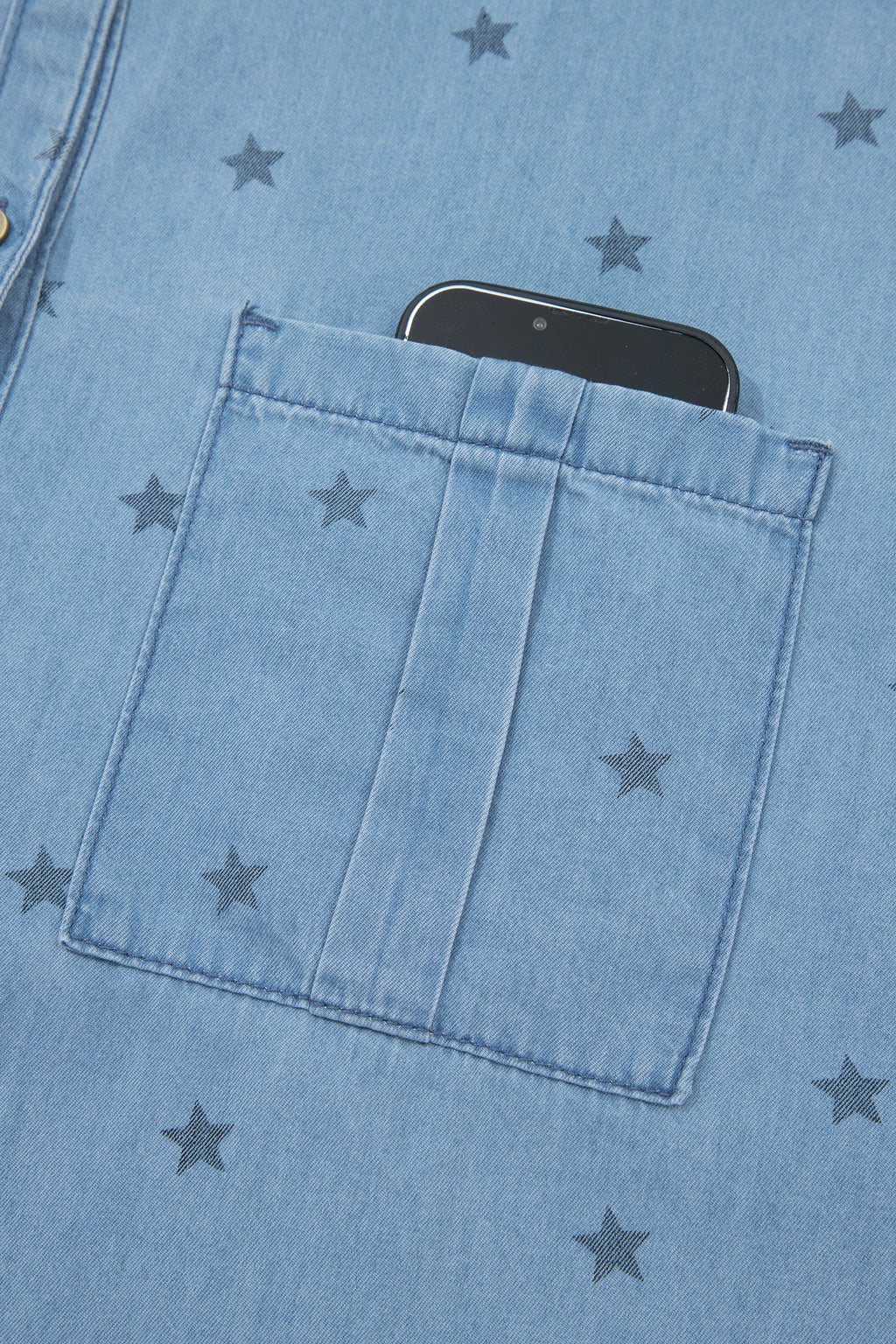 Beau Blue Star print denim shirt by Dear-Lover with double chest pockets and short sleeves, made of cotton and elastane.