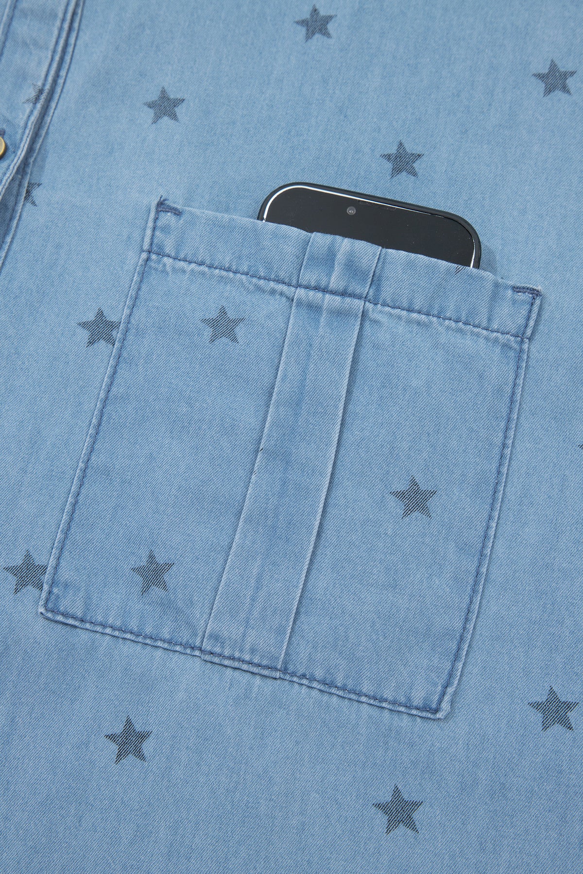 Beau Blue Star print denim shirt by Dear-Lover with double chest pockets and short sleeves, made of cotton and elastane.