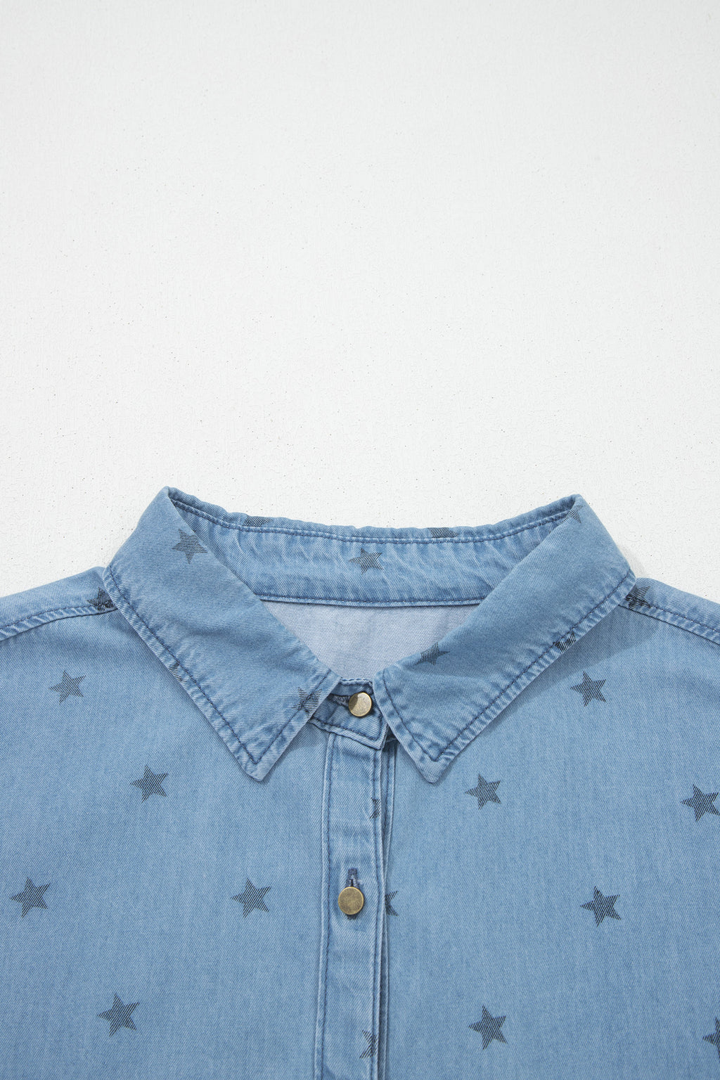 Dear-Lover Blue Star Print Denim Shirt with double chest pockets and short sleeves, made of cotton and elastane.