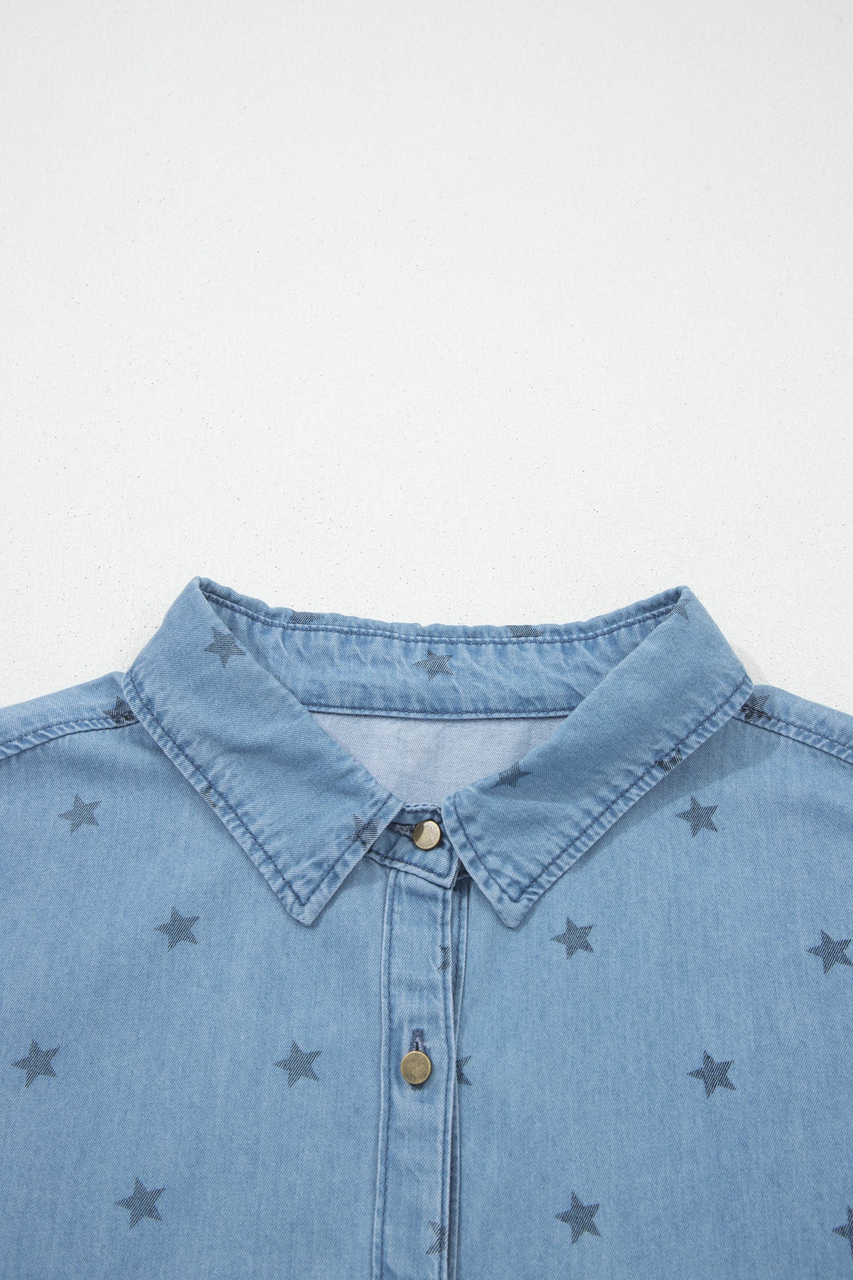 Dear-Lover Blue Star Print Denim Shirt with double chest pockets and short sleeves, made of cotton and elastane.