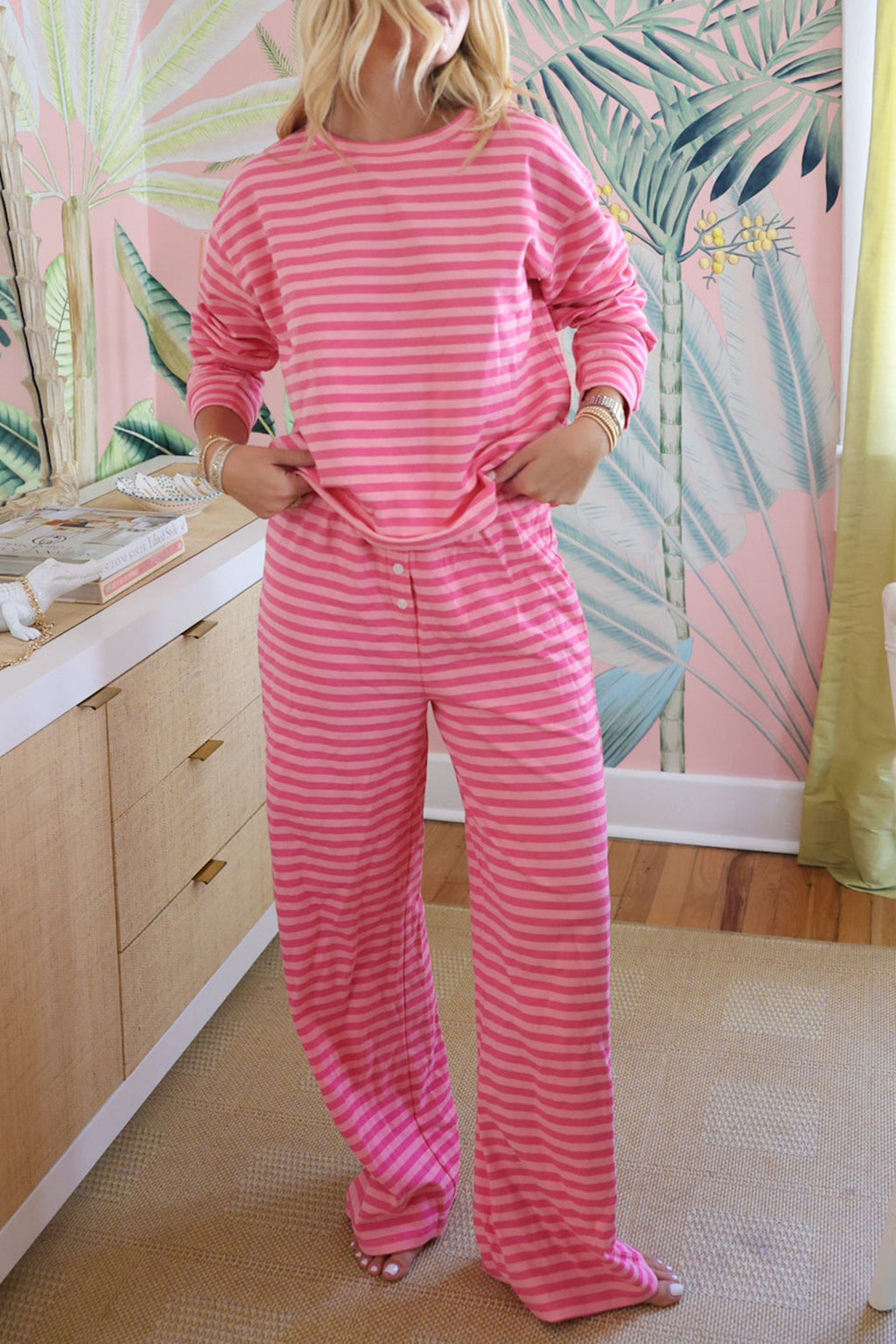 Pink stripe two-piece set with drop shoulder round neck top and buttoned straight pants, made of cotton and elastane.