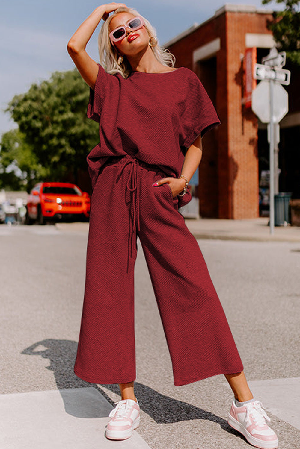 Strawberry pink textured loose-fit T-shirt and drawstring pants set by Dear-Lover, casual two-piece outfit with comfortable fit.