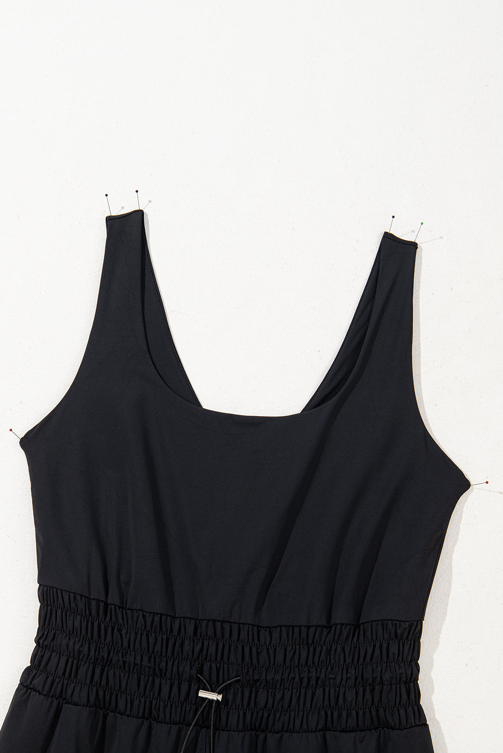 Plain sleeveless romper with drawstring and cinched waist from Mommas Hive, made of polyamide and elastane, in a smooth fabric finish.