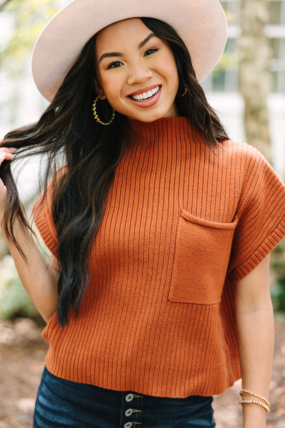Mommas Hive oatmeal ribbed knit short sleeve sweater with patch pockets, made of viscose, polyester, and polyamide.