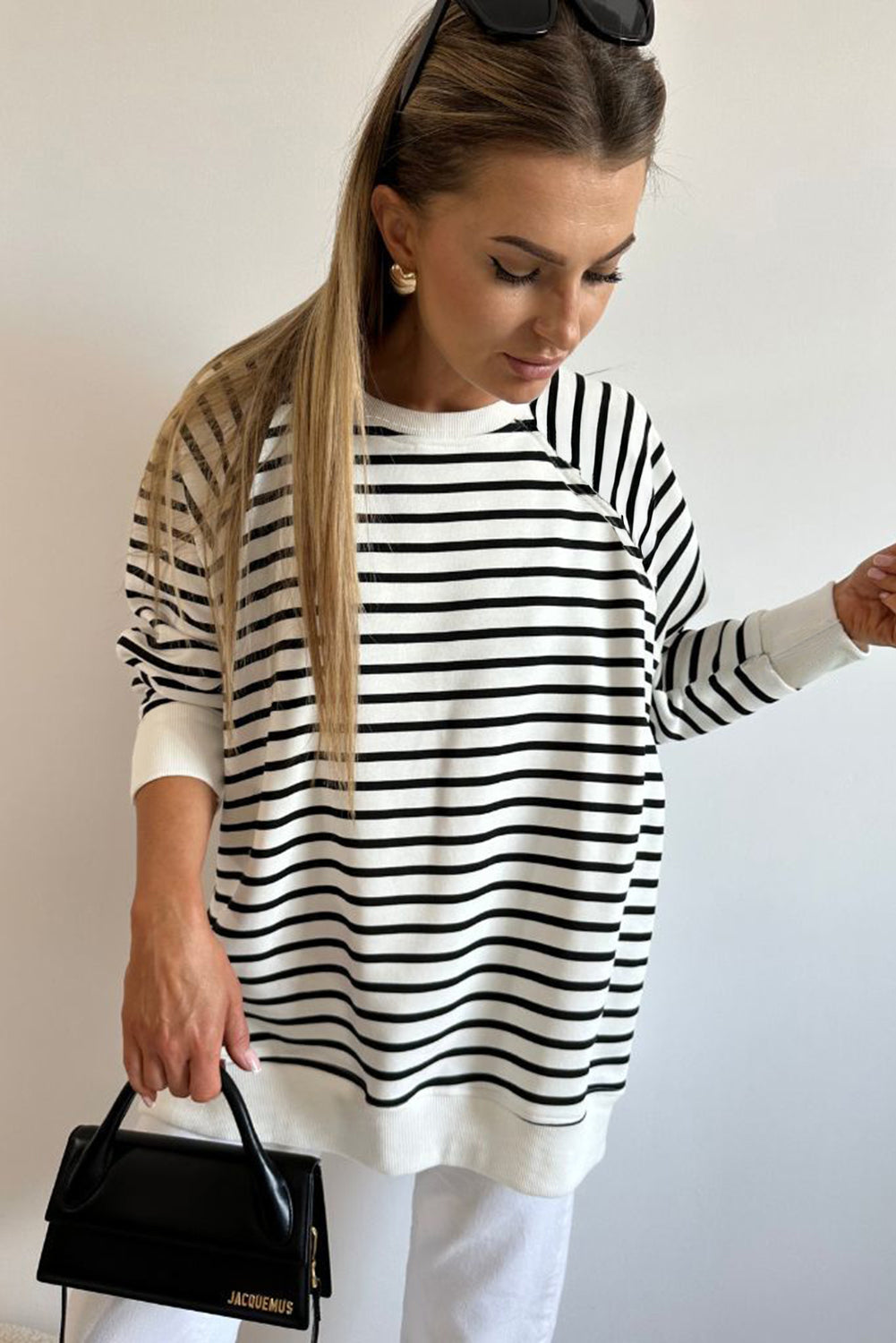Black stripe raglan sleeve loose sweatshirt from Mommas Hive with side slits and relaxed fit, made of cotton and elastane.