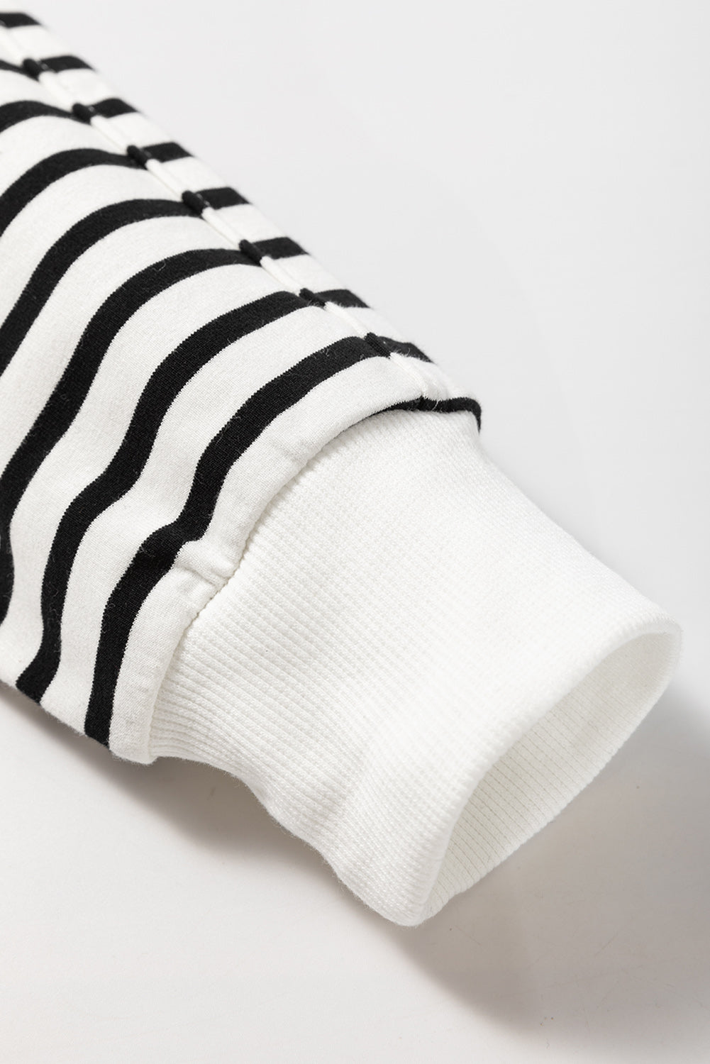 Black stripe raglan sleeve loose sweatshirt from Mommas Hive with side slits and relaxed fit, made of cotton and elastane.
