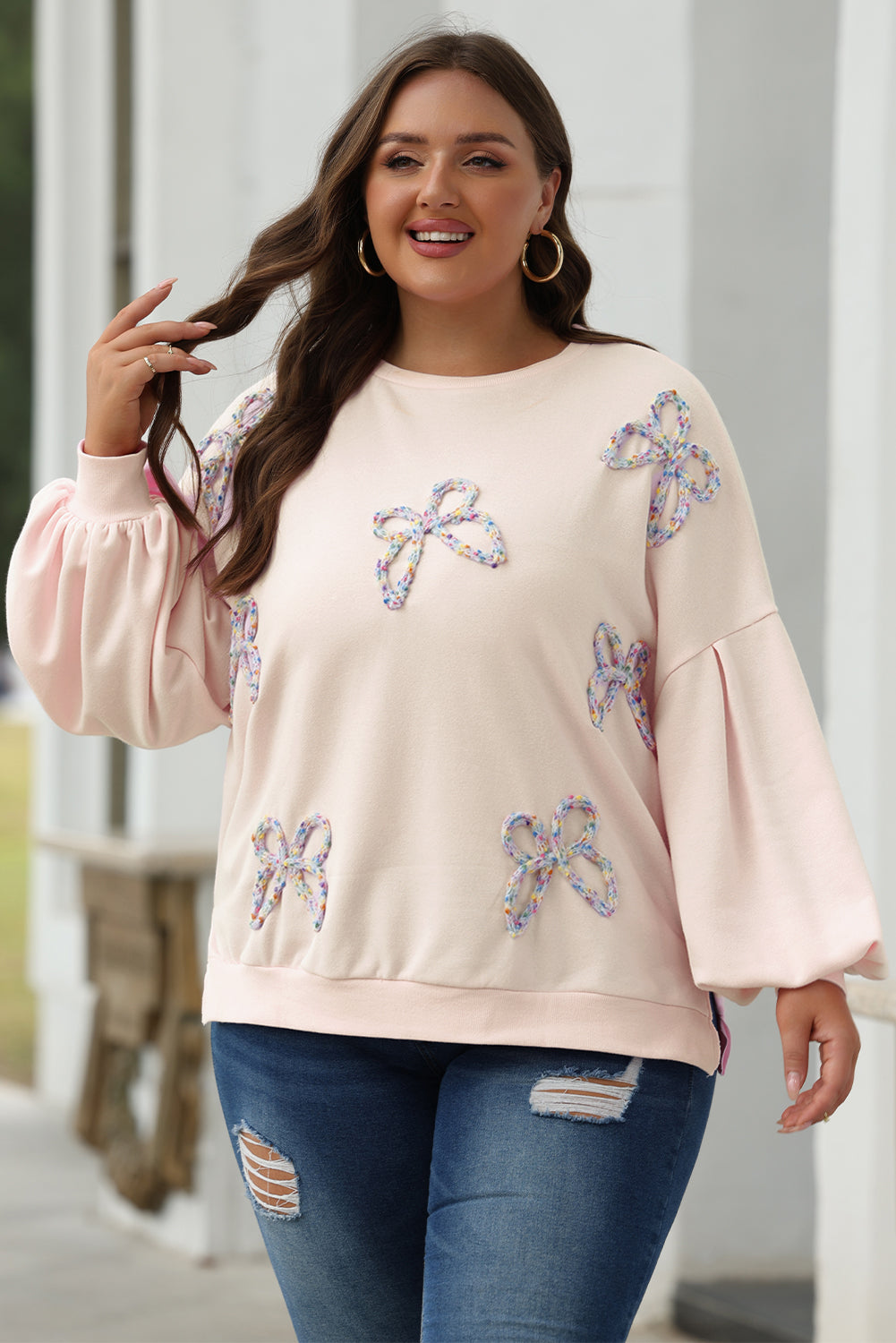 Mommas Hive oversized pullover sweatshirt with parchment color, embroidered bow, lantern sleeves, made of polyester and cotton.