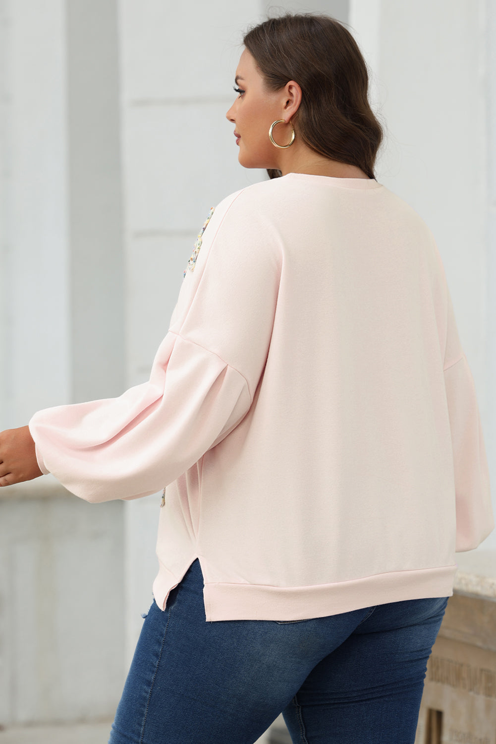 Mommas Hive oversized pullover sweatshirt with parchment color, embroidered bow detail, lantern sleeves, made of polyester and cotton blend.