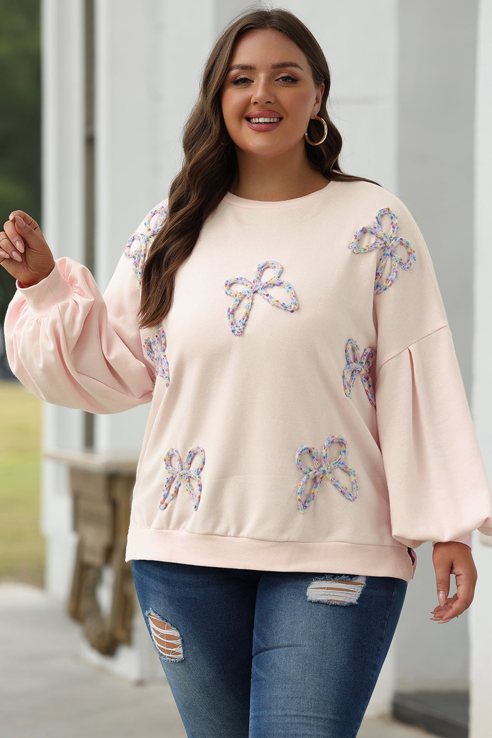 Mommas Hive oversized pullover sweatshirt with parchment color, embroidered bow lantern sleeves, made of polyester and cotton fabric.